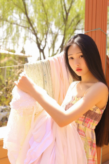 按在桌子上糟蹋糟践女生视频